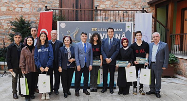 Bursa'daki şiir yarışmasında kazanan liseliler ödüllendirildi
