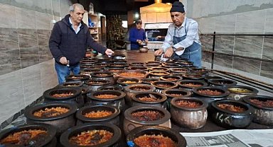 8 Saatte Pişiyor, Pişinde Davullar Çalınıyor