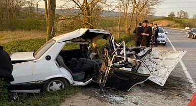 Adapazarı'ndaki kazada otomobil kontrolden çıktı: 2 ölü, 1 yaralı