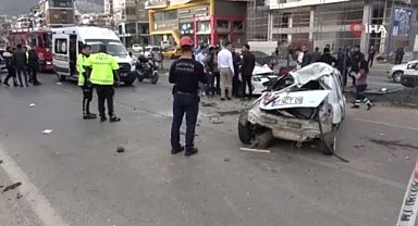 Alanya'da 3 araç çarpıştı: 2 ölü ve 4 yaralı