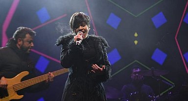 Aydilge’nin Büyüleyici Performansı Osmangazi Meydanı’nı Isıttı