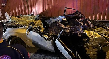 Bakırköy'deki kazada TIR otomobilin üzerine devrildi! 4 ölü