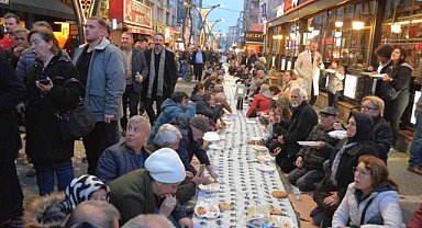 Balıkesir'in geleneksel yer sofrası iftarına yoğun katılım