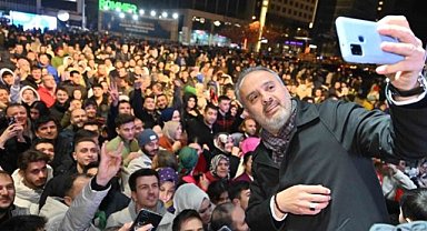 Başkan Aktaş'tan sahurda gençlere gece döneri