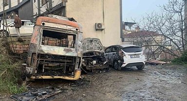 Beyoğlu'nda 4 araç sigara yüzünden yandı