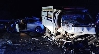 Bingöl'de kamyonet ile otomobil çarpıştı! 2 ölü, 3'ü ağır 5 yaralı