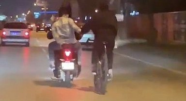 Biri Motorla Biri Bisikletle Tehlikeyi Yok Saydılar
