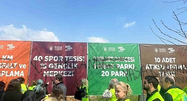 Bursa Büyükşehir afişlerine İYİ Parti'den sprey boya!