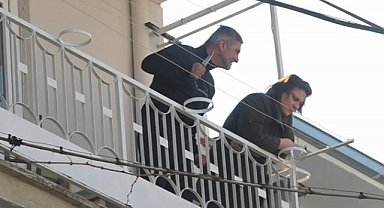 Bursa'da ablasını bıçakla balkonda rehin aldı