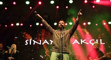 Bursa'da Sinan Akçıl konserinde muhteşem akşam