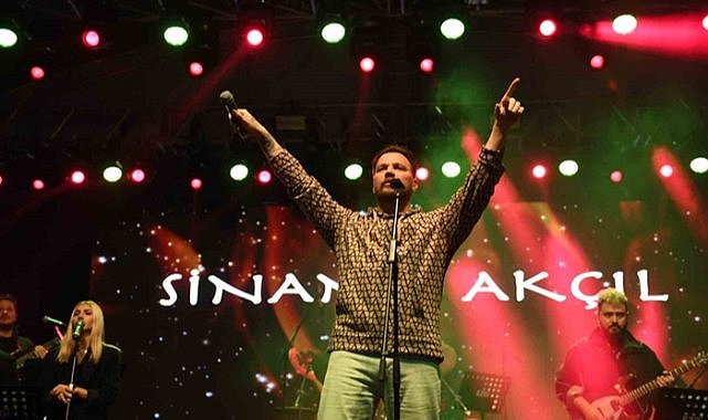 Bursa'da Sinan Akçıl konserinde muhteşem akşam