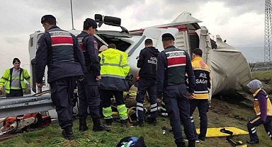 Bursa'da virajda TIR devrildi, sürücüsü yaralandı