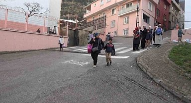 Bursa'daki kazada çocuğa yardım için pencereden atladı!