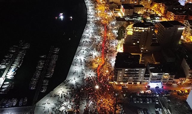 Çanakkale şehitler için yürüdü, meşaleler yakıldı