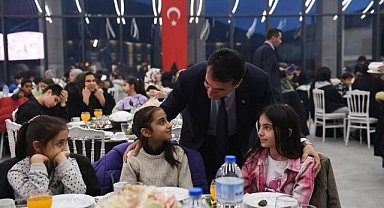 Dündar'ın Dünya Yetimler Günü İftar Sürprizine Çocuklardan Sürpriz!