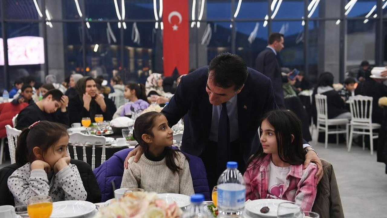 Dündar'ın Dünya Yetimler Günü İftar Sürprizine Çocuklardan Sürpriz!