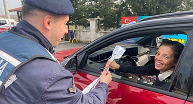 Düzce'de jandarma ekiplerinden kadın sürücülere çiçek