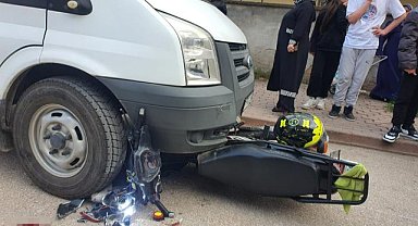 Ehliyetsiz Sürücü Kaçarken Kamyonetin Altına Girdi