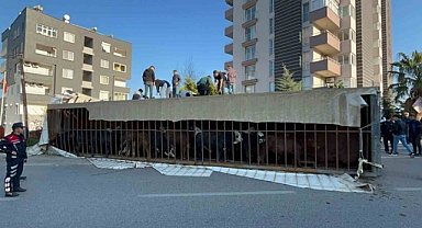 Erdemli'deki kazada TIR devrildi, sürücü yaralandı