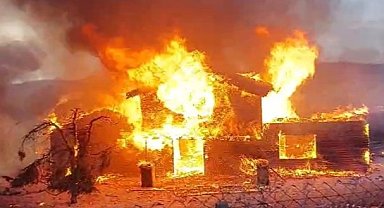 Gebze'de çiftlikteki ev yangında kül oldu