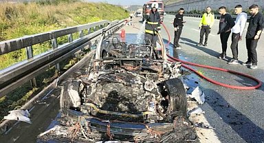 Gemlik'te yanan otomobilin sürücüsü zor kurtuldu