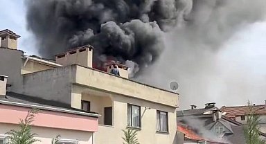 İnegöl'de 3 katlı binanın çatısında yangın