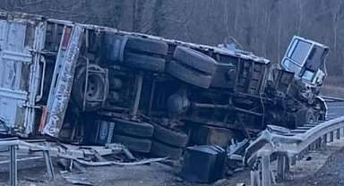 İnegöl’de kamyon devrildi: 1 yaralı