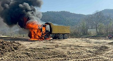 İnegöl'de motoru tutuşan kamyonda yangın