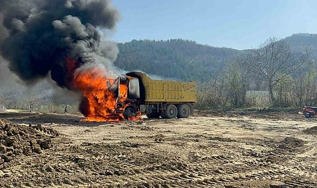 İnegöl'de motoru tutuşan kamyonda yangın