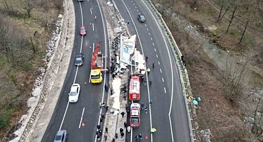 İnegöl'de virajdaki kazada TIR devrildi: 1 ölü
