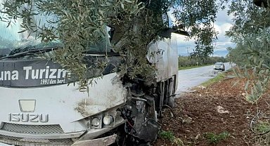 İznik'te Trafik Kazasında Tır ile Servis Minibüsü Çarpıştı