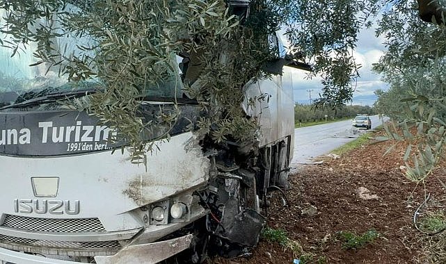 İznik'te Trafik Kazasında Tır ile Servis Minibüsü Çarpıştı