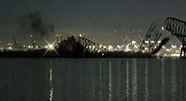 Kargo Gemisi Çarptı, Köprü Yıkıldı