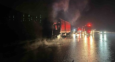 Kocaeli'deki TIR yangınında araç hurdaya döndü