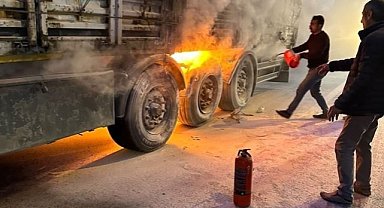 Körfez'den geçen TEM Otoyolu'nda TIR alev aldı