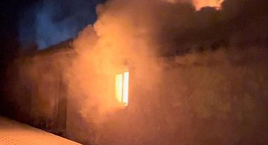 Köy Evi Yangınında Ev Küle Döndü, 2 Kişi Hastanelik Oldu