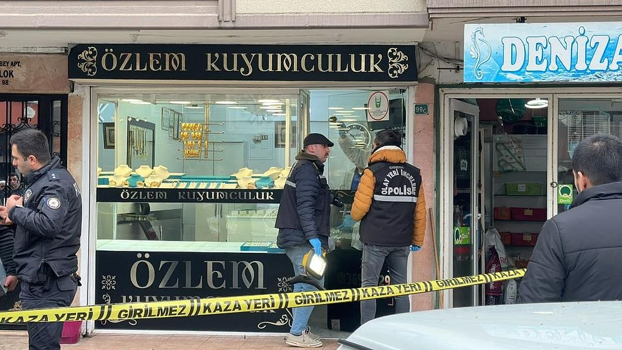 Maskeli Hırsızlar Yaklaşık Yarım Kilo Altınla Kayıplara Karıştı