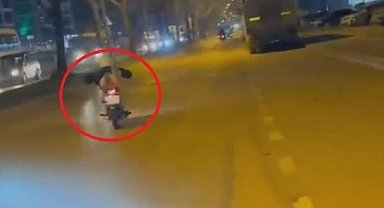 Motosiklet Üzerindeki Tehlikeli Yolculuk