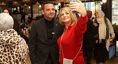 Mudanya AK Parti adayı Dinçer'den karanfilli kutlama