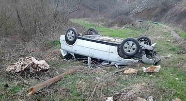 Mudurnu'da şarampole devrilen otomobilin sürücüsü yaralandı