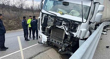 Tosya'da lastikleri patlayan TIR kaza yaptı: 1 yaralı