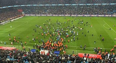 Trabzonspor - Fenerbahçe maçı sonrası taraftarlar sahaya indi!