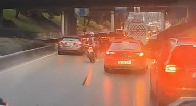 Trafikte Sıkışan Ambulansa Motosiklet Genç Yardım Etti