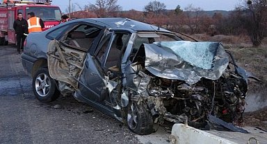 Uşak'ta 2 otomobilin çarpıştığı kazada 1 ölü ve 2 yaralı