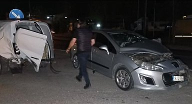 2 Araç Çarpıştı: 9 Kişi Yaralandı