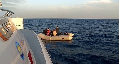 Ayvacık açıklarında 14 kaçak göçmene hayati yardım