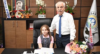 Başkan Özcan, makamını ilkokul öğrencisi Ceren Şen'e devretti