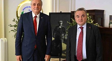 Bozüyük'te Başkan Bakkalcıoğlu tebrikleri kabul ediyor