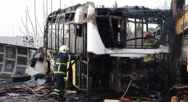 Bursa'da geri dönüşüm tesisindeki yangında 6 otobüs hasar gördü