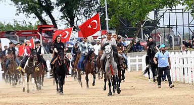 Bursa'daki şenliklerde Rahvan At Yarışları düzenlendi